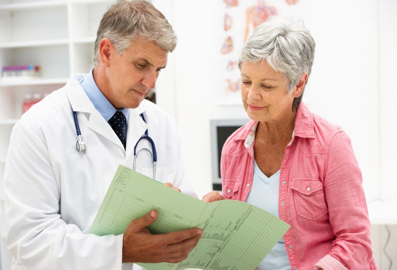 Médico y Mujer Mayor